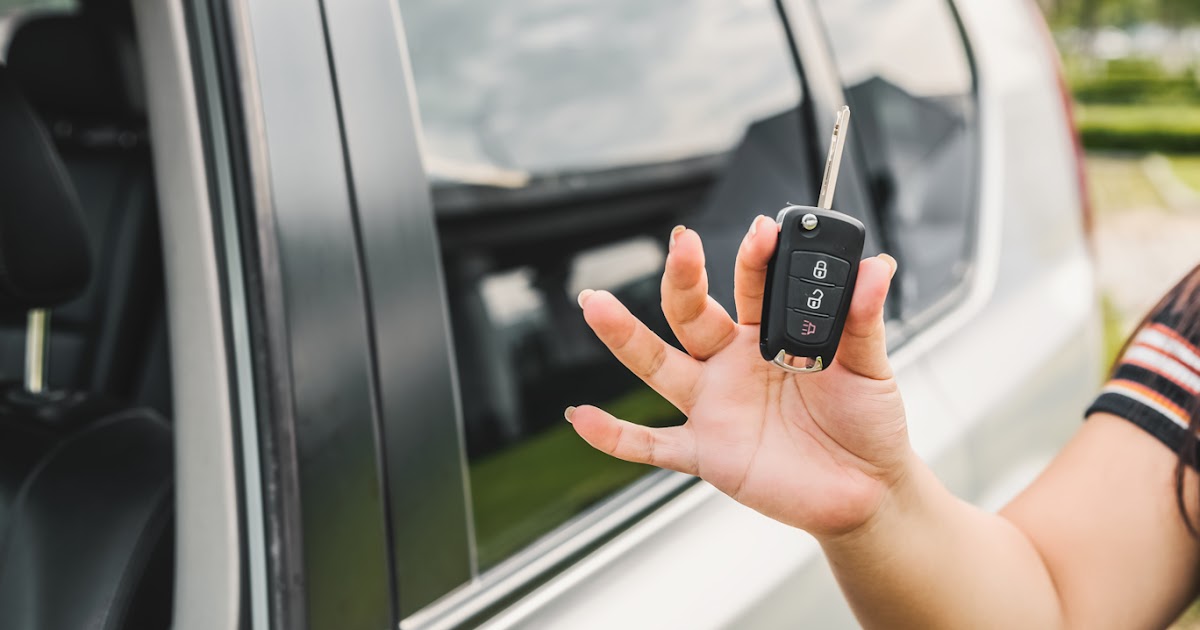 Дверной замок авто. Ключи от машины в руке. Ключи от ламборгини. Вскрытие замков автомобиля. The car key could.