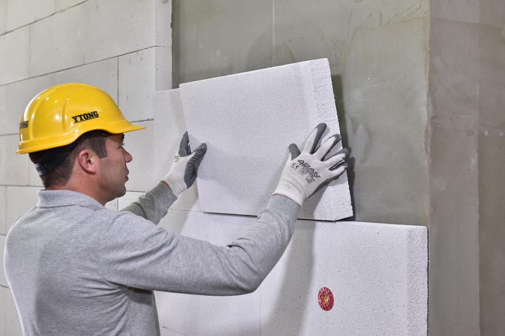 Мөлдір көйлектегі әдемі сиськи бар жалаңаш жетілген ханым