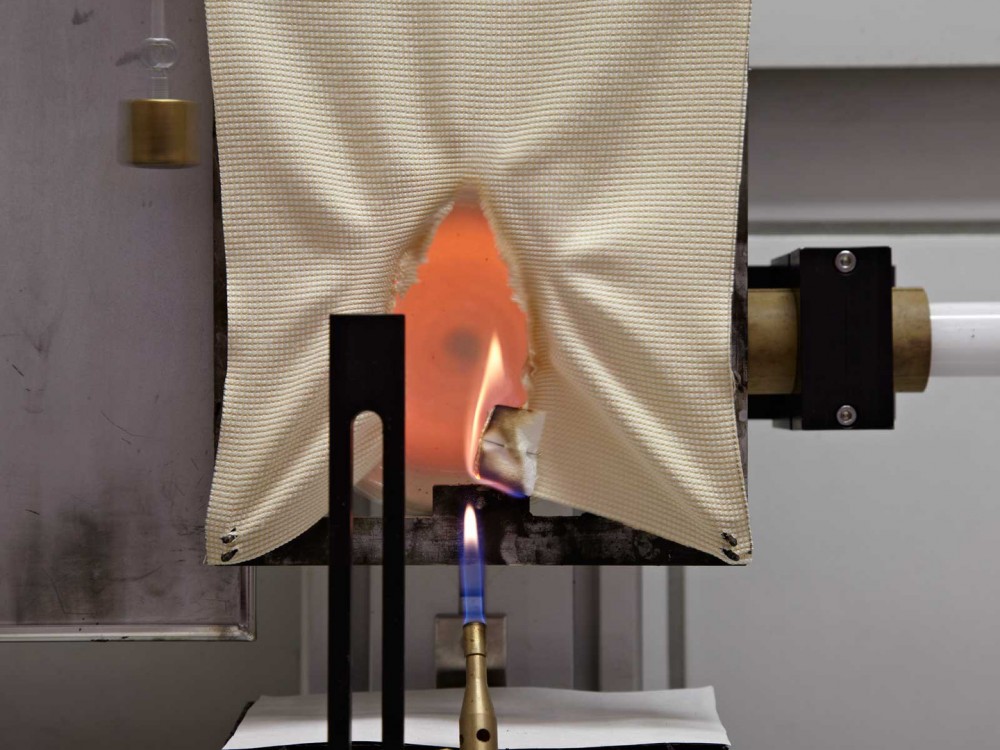 Испытание на распространение пламени с использованием большой сварочной горелки на испытательных частицах, размещенных в вертикальном положении