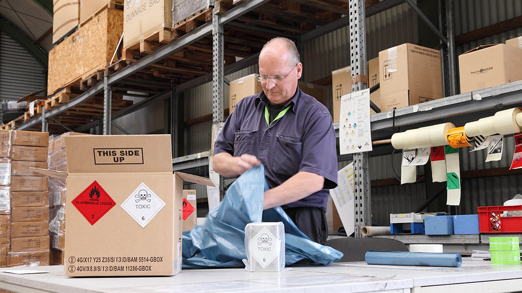 Услуги по управлению образцами и их распределению - услуги по упаковке и транспортировке опасных грузов